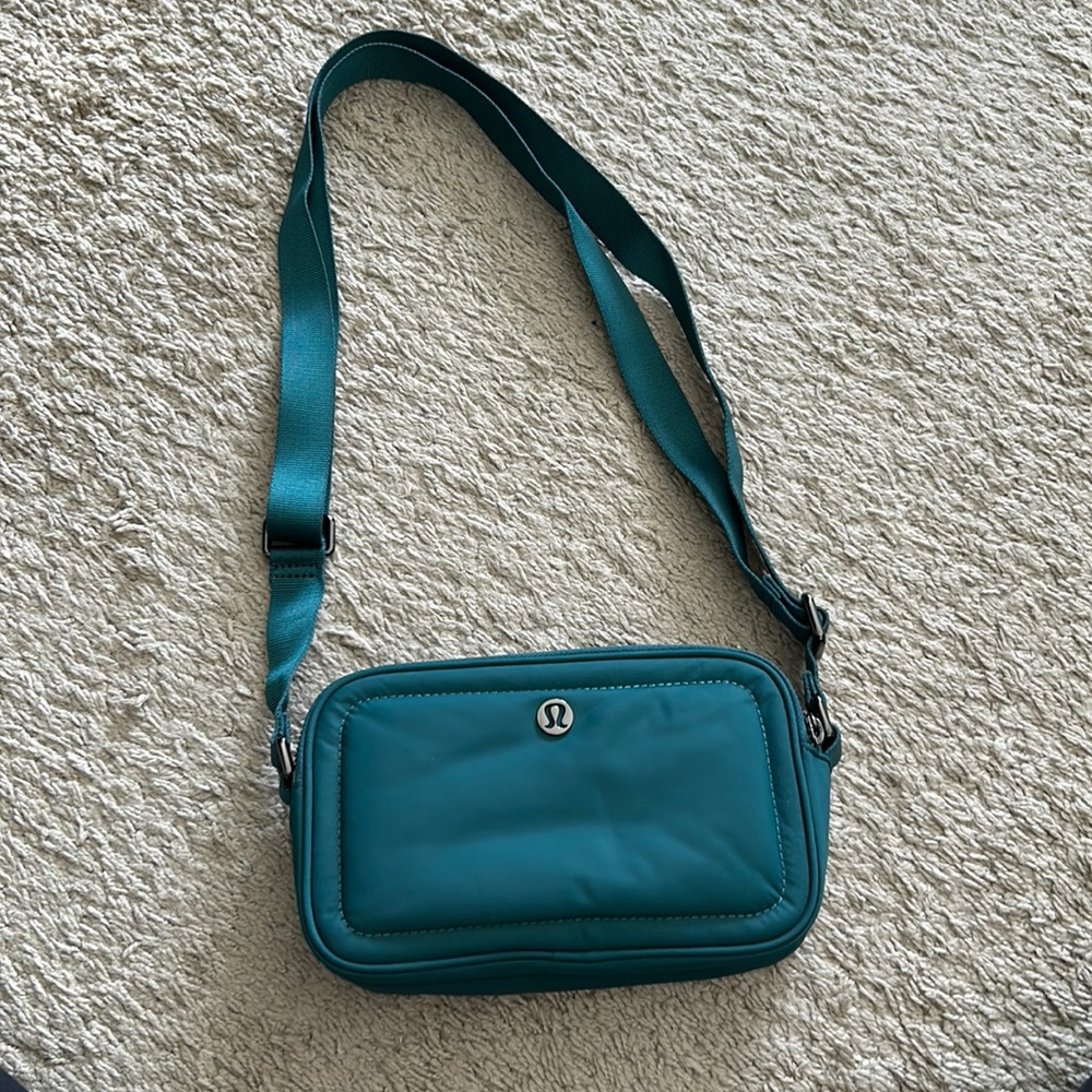 Lululemon crossbody camera bag
